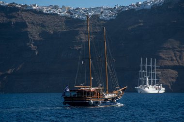 Fira Santorini Yunanistan -28 Eylül 2022: Fira ile Turist Yatı