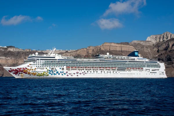 Fira Santorini Greece 9月2022 クルーズ船ノルウェーの宝石フィラ湾のクルーズライン — ストック写真