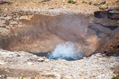 İzlanda gayzer jeotermal bölgesinde kaynayan sıcak su kaynağı