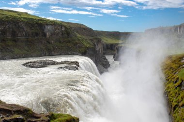 İzlanda Altın Çemberi 'ndeki Gullfoss Şelalesi' nde güçlü bir şekilde akan su.