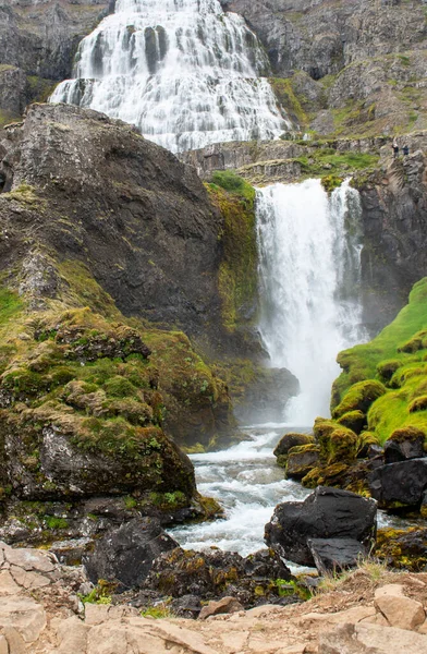 Водоспад Динджанді Ісландія Невеликим Падінням Передньому Плані — стокове фото