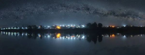 Imagen Panorámica Cielo Nocturno Estrellado Sobre Terraplén Ciudad — Foto de Stock