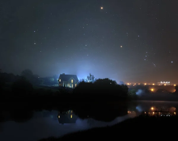 絵のように美しい町の川沿いの星空 — ストック写真