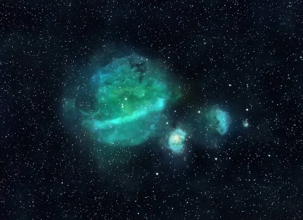 アマチュア望遠鏡と専用の天文カメラで撮影されたシャープレス235輝線星雲の天文画像 — ストック写真