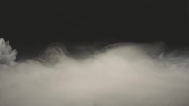 Golven Witte Rook Een Zwart Oppervlak — Stockvideo