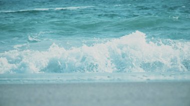 Sahilde deniz dalgaları.