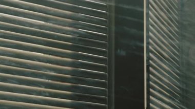 Işık ışınları ve dumanla kapalı ahşap kepenk.