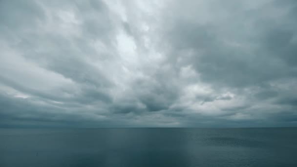 Sakin Denizin Üzerinde Yağmur Bulutları — Stok video