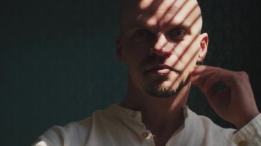 Işık ve gölgedeki bir adamın portresi