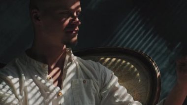 Işık ve gölgedeki bir adamın portresi