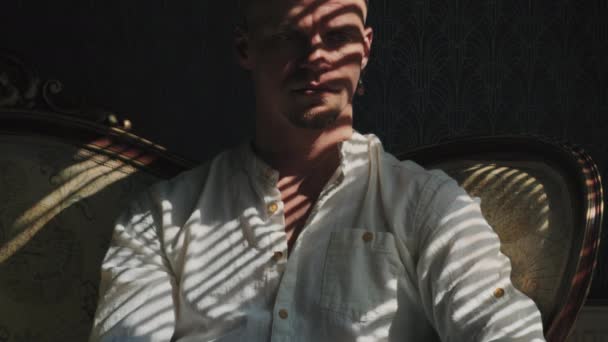 Retrato Hombre Luz Sombra — Vídeos de Stock