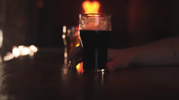 Dva Muži Pijí Pivo Baru — Stock video