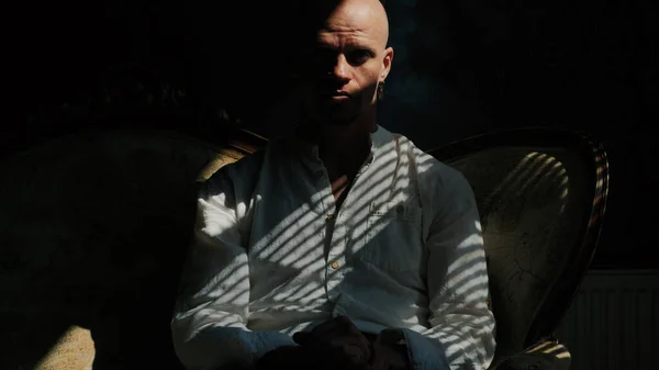 Işık ve gölgedeki bir adamın portresi