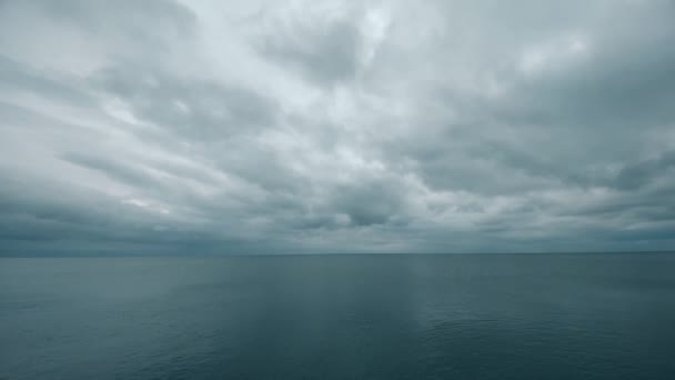 Βροχή Σύννεφα Πάνω Από Την Ήρεμη Θάλασσα — Αρχείο Βίντεο