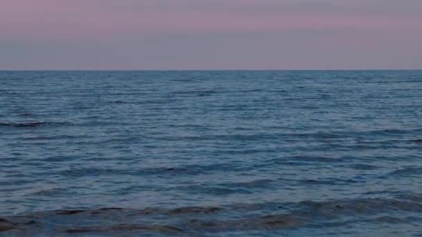 Blauwe Zee Met Zonsondergang Hemel — Stockvideo