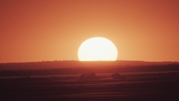 Wielkie Słońce Zachodzie Słońca Bez Chmur — Wideo stockowe