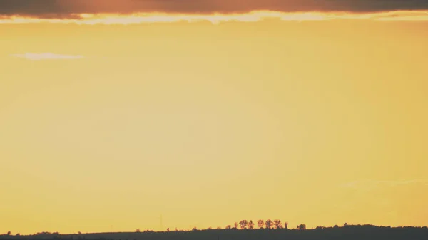 Gün batımından önce güzel gökyüzü ve ufuk çizgisi