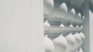 Balustrade. Güneş ışığındaki mimari elementler. Arkaplan
