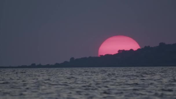 Μεγάλος Ήλιος Στο Ηλιοβασίλεμα Κοντά Στο Ποτάμι — Αρχείο Βίντεο