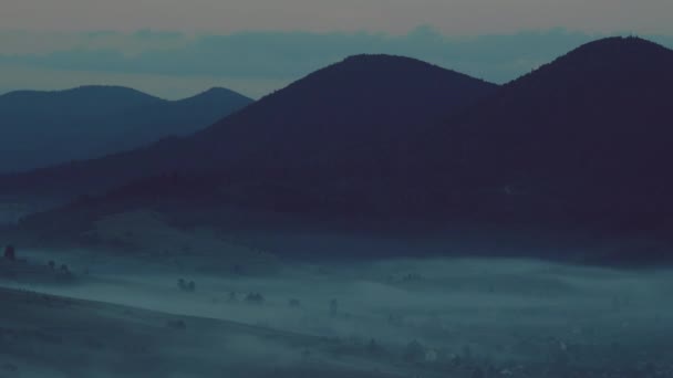 Montagnes Des Carpates Avec Brouillard Lever Soleil — Video