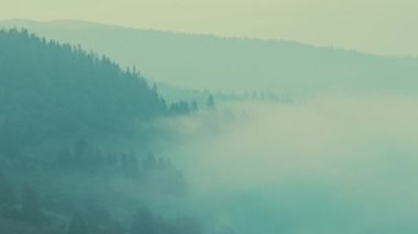 Güneş doğarken Karpat dağlarında bulutlar.