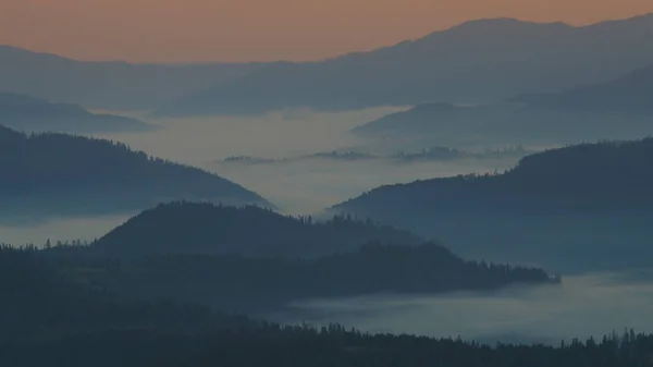 Карпатские Горы Туманом Рассвете — стоковое фото