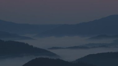 Güneş doğarken Karpat dağlarında bulutlar.