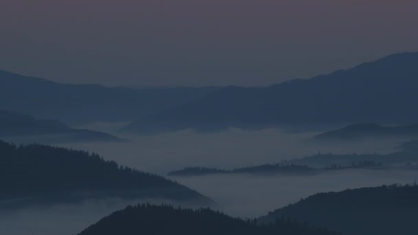 日出时分喀尔巴阡山脉的云彩 — 图库视频影像