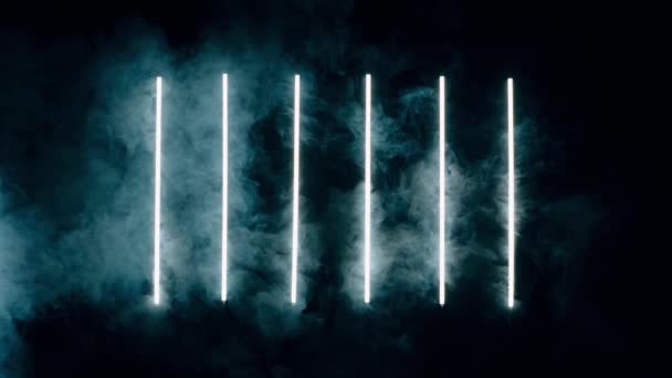 煙が付いている着色されたネオンライト — ストック動画