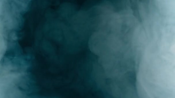 黒い背景に着色された煙の移行 — ストック動画
