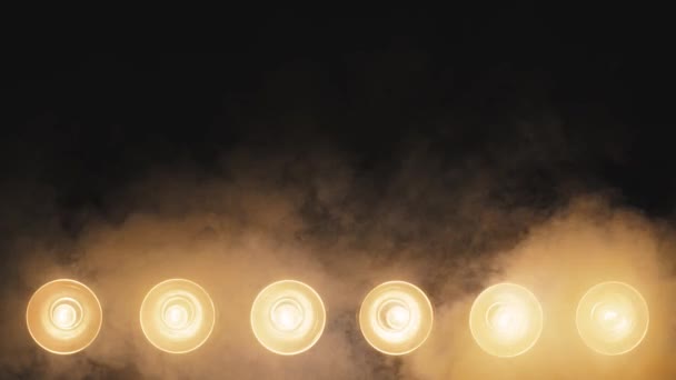 煙の中のスポットライトの黄色い光 — ストック動画