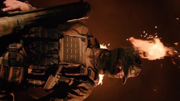 Soldat Auf Schwarzem Hintergrund — Stockvideo