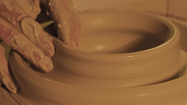 手は粘土の花瓶を形成する — ストック動画