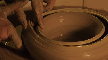 Eller kilden bir vazo şekillendirir.