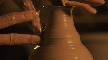 Eller kilden bir vazo şekillendirir.