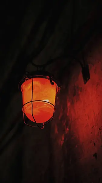 Geceleri klasik kırmızı fener.