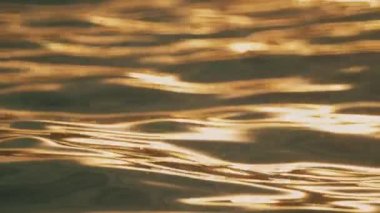 Altın saatte dalga arkaplanı