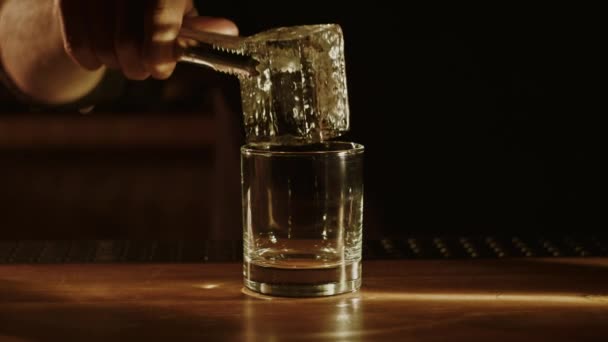 Barman Chłodzi Szklankę — Wideo stockowe