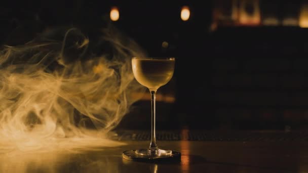 Elegant Cocktail Bar Med Rök — Stockvideo