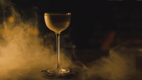Cocktail Elegante Bar Com Fumaça — Vídeo de Stock