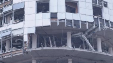 Füze isabet ettikten sonra bir ofis binası.