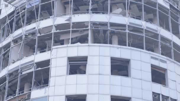 导弹袭击后的一幢办公楼 — 图库视频影像