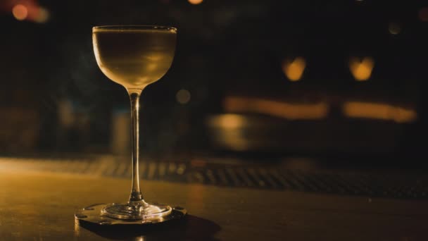 酒吧里浓烟浓郁的鸡尾酒 — 图库视频影像