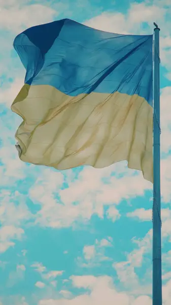 Mavi gökyüzünde bulutlu Ukrayna bayrağı