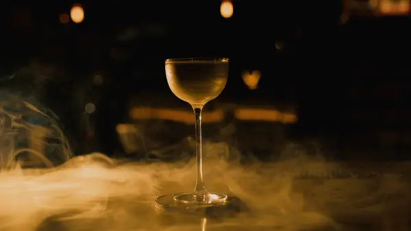 Barda dumanlı şık bir kokteyl.