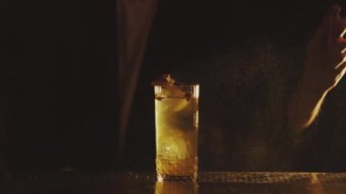 Barmen tezgahta kokteyl hazırlıyor.