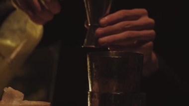 Barmen bu gece güzel kokteyl yapıyor.