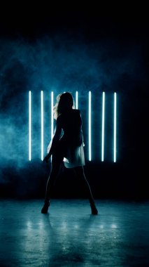 Dans eden bir kızın silueti.