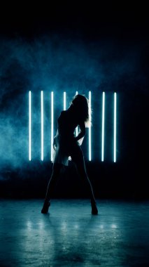 Dans eden bir kızın silueti.