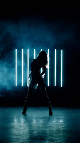 Dans eden bir kızın silueti.